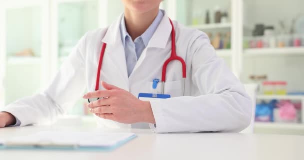 Doctor Ofrece Ayuda Clínica Atención Médica Lucha Contra Infección Viral — Vídeo de stock