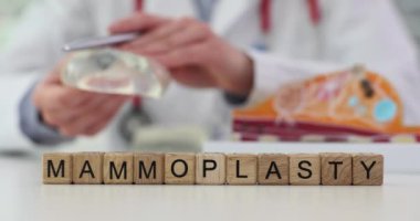 Doktor cerrahın klinikte silikon implantı var. Göğüs büyütme ameliyatı.