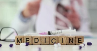 Klinikte ilaç, şırınga ve ilaç var. Doktor röntgen görüntüsünü inceliyor.