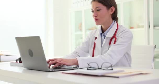 女医生 理疗师或护士在笔记本电脑上工作并关闭笔记本电脑 医务人员的工作时间 — 图库视频影像