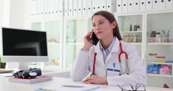 Επαγγελματική Γυναίκα Γιατρός Μιλάει Στο Κινητό Τηλέφωνο Στο Γραφείο Της — Αρχείο Βίντεο