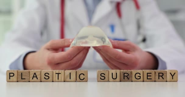Chirurgo Plastico Medico Detiene Protesi Silicone Ingrandimento Del Seno Mani — Video Stock