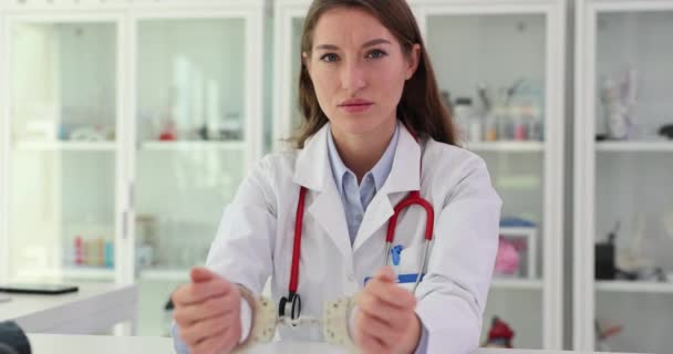 Beyaz Üniformalı Elleri Kelepçeli Ciddi Bir Kadın Doktor Tıbbi Hata — Stok video