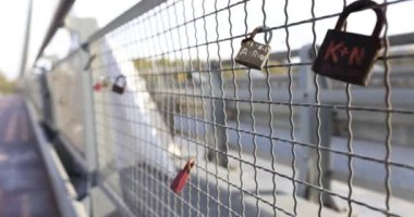 Eski ve yeni kilitler, üzerinde sevgili çiftlerin isimleri ve tarihleri yazılı. Ruh bağlantısı ve yakınlaşma işareti olarak köprüye kilitlen
