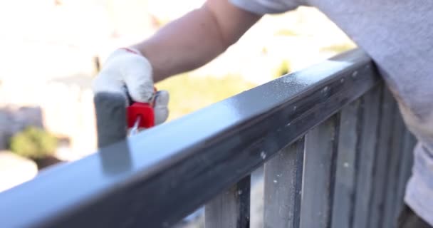 Mężczyzna Maluje Metalowe Poręcze Szarą Farbą Zbliżenie Zewnątrz Rolka Malowania — Wideo stockowe