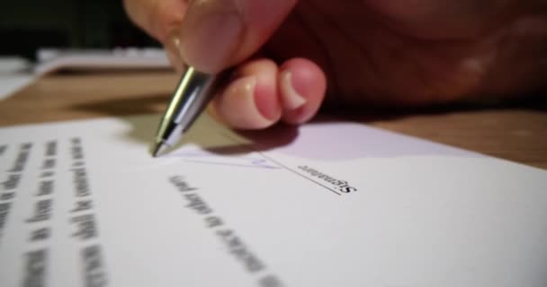 Unterschrift Mit Stift Frauenhand Auf Vertrag Finanztransaktionsdokument Unterzeichnen — Stockvideo