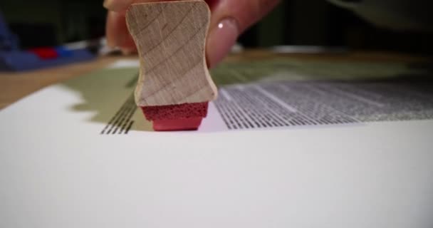 Falha Carimbo Mão Closeup Documento Papel Com Tinta Vermelha Conceito — Vídeo de Stock