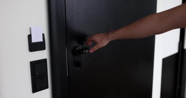 Mulher Abre Porta Hotel Com Cartão Chave Entra Serviços Protecção — Vídeo de Stock