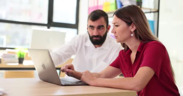 专业的阿拉伯语教师经理或导师 帮助新员工和教师学员 老板用笔记本电脑解释在线工作 — 图库视频影像