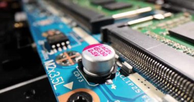 Gemide elektronik mikro devreler var. Bilgisayar donanımı onarımı