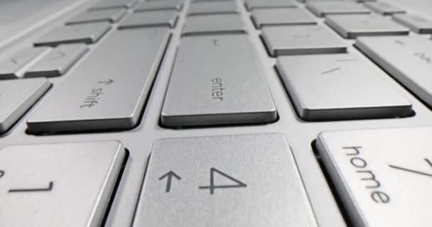 灰色のアルミニウム コンピュータ キーボードの閉鎖 It作業における最高のコンピュータキーボードと使いやすさ — ストック動画
