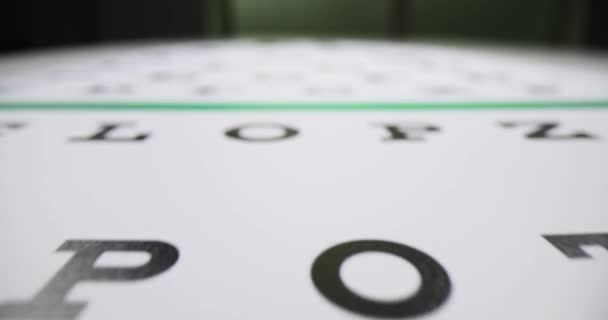 Der Tisch Des Augenarztes Dient Zur Überprüfung Der Sehschärfe Kurzsichtigkeit — Stockvideo