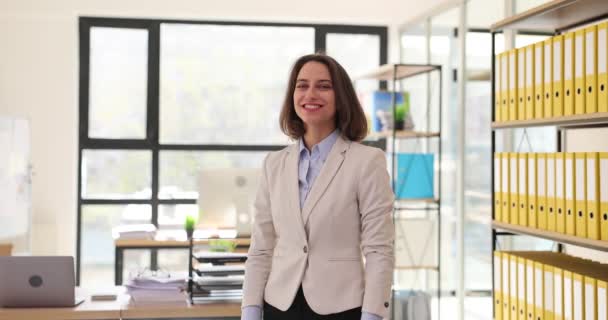 Γυναίκα Αυτοπεποίθηση Χαμογελαστή Επιχειρηματίας Στέκεται Στο Αξίωμα Σύμβουλος Επιχειρήσεων Στο — Αρχείο Βίντεο