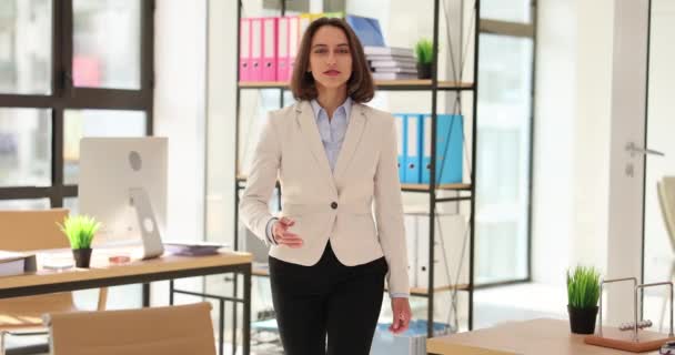 Ofiste Elini Uzatan Kendinden Emin Mutlu Genç Bir Bayan Profesyonel — Stok video