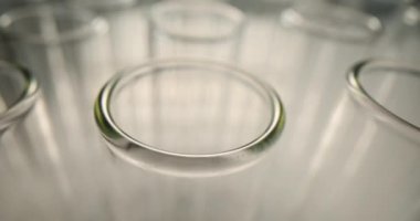 Laboratuvar ekipmanı camı boş test tüpleri üst görünümde. Test tüpü şişesi ve cam laboratuvar tüpleri.