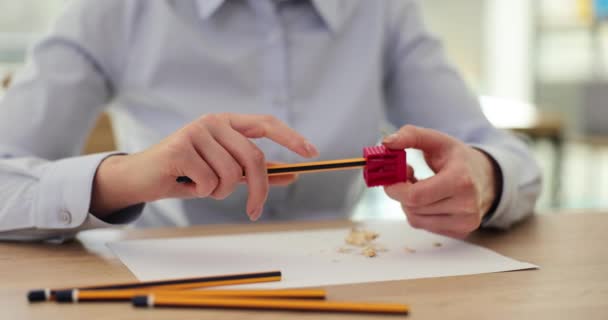 员工们坐在桌旁 手里拿着铅笔和磨刀机 人在磨刀机上旋转铅笔 — 图库视频影像