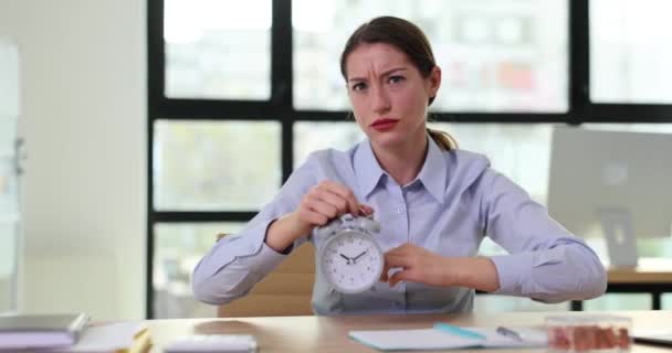 Katı Bir Kadını Çalar Saati Işaret Ediyor Kariyer Zenginliği Zaman — Stok video