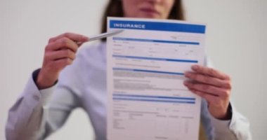 Ajan sigorta talep formu üzerinde çalışıyor. Tazminat ve hasar garantisi