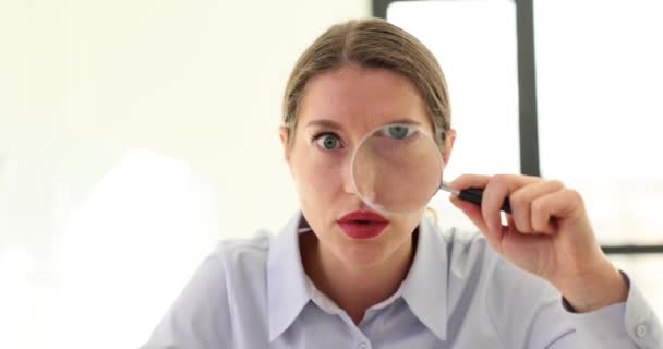Piękna Zaskoczona Kobieta Patrząca Kamerę Przez Szkło Powiększające Emocje Szoku — Wideo stockowe
