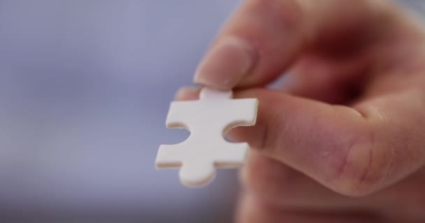 Kézben Egy Darab Fehér Puzzle Elem Üzleti Megoldás Logikai Megoldás — Stock videók