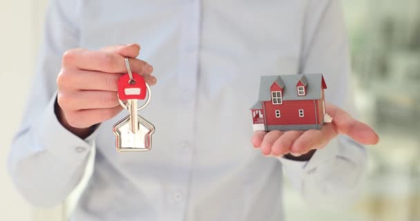 女特工手里拿着房子模型和房子钥匙 抵押贷款批准和保险 — 图库视频影像