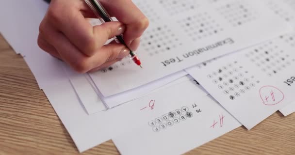 Nauczyciel Ocenia Egzamin Odpowiedzi Uczniów Egzamin Wysoki Wynik — Wideo stockowe
