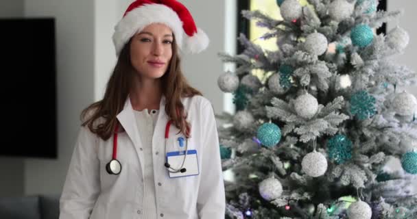 Mladý Lékař Novém Roce Klobouk Bílý Kabát Usmívá Nový Rok — Stock video