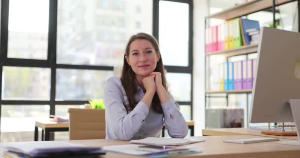 Πορτρέτο Της Γυναίκας Δικηγόρου Διευθυντή Στο Γραφείο Αισιόδοξο Χαμόγελο Για — Αρχείο Βίντεο