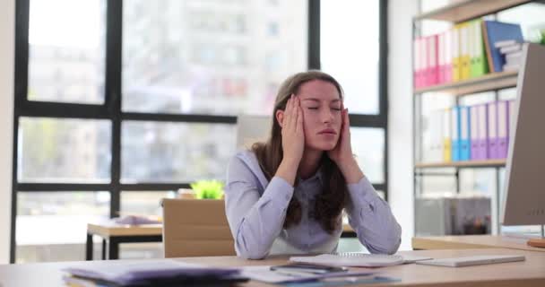 面对疲惫不堪 压力重重的商界女企业家按摩着头 头疼难忍 室内现代办公室电脑长期高压或低压偏头痛管理员 — 图库视频影像