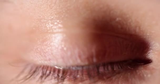 Mavi Gözlü Insan Kameraya Bakıyor Göz Kırpıyor Mavi Gözleri Açıp — Stok video