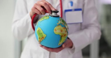 Steteskoplu doktor dünyayı dinler. Dünya Sağlık Günü konsepti ve seyahat sigortası