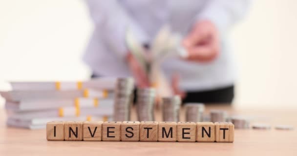 Ceo Berechnet Unternehmensgewinn Und Finanzinvestitionen Umwandlung Von Bargeld Und Finanzinvestitionen — Stockvideo