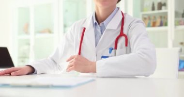 Doktor klinikte yardım teklif ediyor. Tıbbi bakım ve sigorta