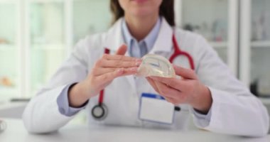Plastik cerrah silikon göğüs implantı gösteriyor. Göğüs implantı estetik cerrahından tavsiye
