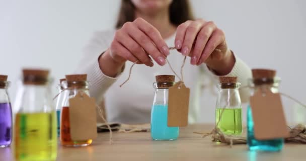 Kosmetikflaschen Mit Mehrfarbiger Flüssigkeit Mit Etikett Verkauf Von Handgefertigten Kosmetischen — Stockvideo