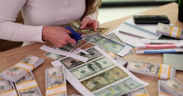 女性的手把钞票剪下来印在打印机上 人在纸上刻有假钞 — 图库视频影像