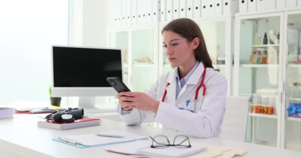 Médecin Utilise Téléphone Mobile Donne Des Consultations Virtuelles Ligne Thérapeute — Video
