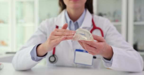 Cirujano Plástico Muestra Implante Mamario Silicona Consejos Sobre Tamaño Los — Vídeo de stock