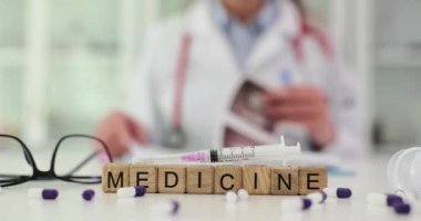 Sözcük tıbbı ilaç içeren tıbbi bir şırınga ve doktor klinikteki iç organların ultrasonunu inceliyor. Hastanede teşhis ve muayene