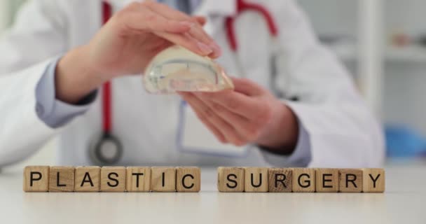 Doświadczony Chirurg Plastyczny Posiada Silikonowe Implanty Piersi Klinice Chirurgia Plastyczna — Wideo stockowe