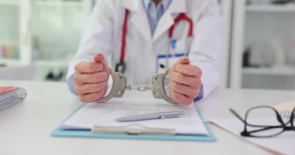 Artsen Handboeien Gearresteerd Medische Nalatigheid Corruptie Gezondheidszorg — Stockvideo
