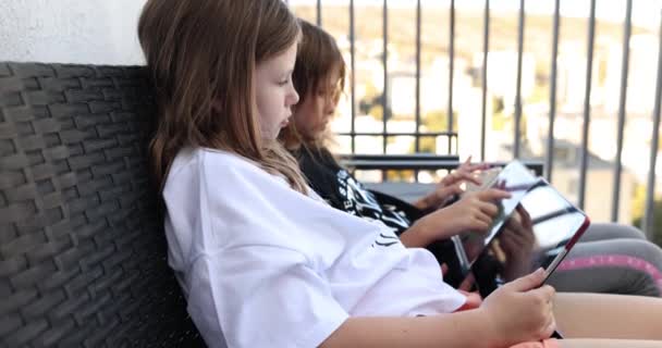 Hermanas Niñas Miran Pantalla Tableta Juntos Una Terraza Abierta Día — Vídeo de stock