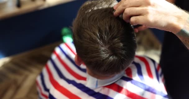 美容師のトップビュー 男の髪を床屋で切る 美容院でファッショナブルなスタイリッシュなメンズヘアカット — ストック動画