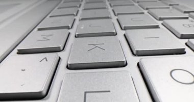 Gri bilgisayar klavyesine yakın çekim. En İyi Bilgisayar klavyesi ve kullanımı kolay