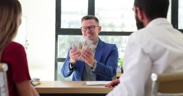 Happy Boss Ger Lite Pengar Kunder Missnöjda Med Dåliga Resultat — Stockvideo