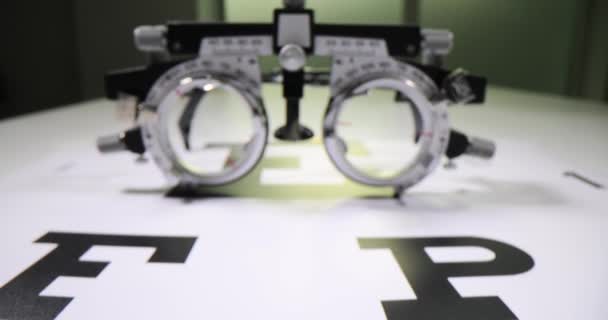 用于视力测试 诊断和选择镜片屈光器的测试边缘 用于视力诊断的光学眼镜工具 — 图库视频影像
