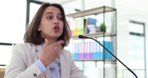 Žena Konferenci Mluví Mikrofonu Komunikační Informační Koncepce Obchodní Školení — Stock video