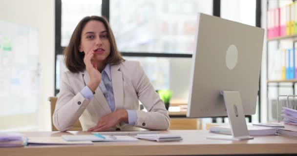 Ernsthaft Gelangweilte Frau Die Einem Leeren Firmenarbeitsplatz Sitzt Nimmt Dringend — Stockvideo