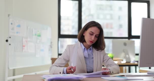 Güzel Kadın Seo Patronu Kontrat Imzalıyor Büro Masasında Istihdam Başvuru — Stok video