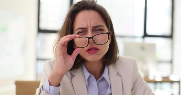 Kadın Gözlüklerini Çıkarır Kötü Görür Görüş Problemi Çalışma — Stok video